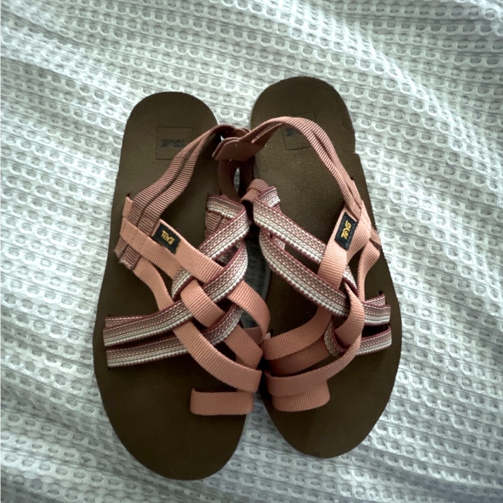 Women’s Tevas size 9